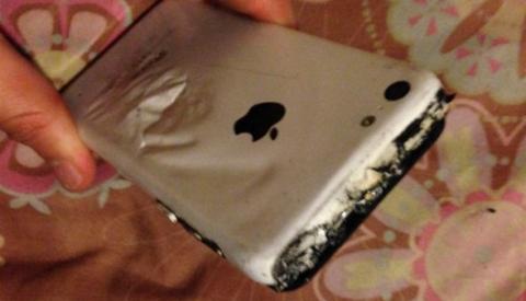 Apple مهددة بالمقاضاة بعد انفجار هاتف آيفون بجيب طفلة في أمريكا Apple مهددة بالمقاضاة بعد انفجار هاتف آيفون بجيب طفلة في أمريكا