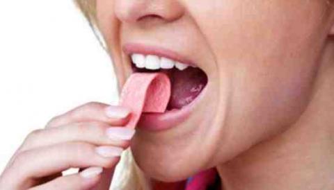 مضغ العلكة "رياضة" تحرق عشرات السعرات مضغ العلكة "رياضة" تحرق عشرات السعرات